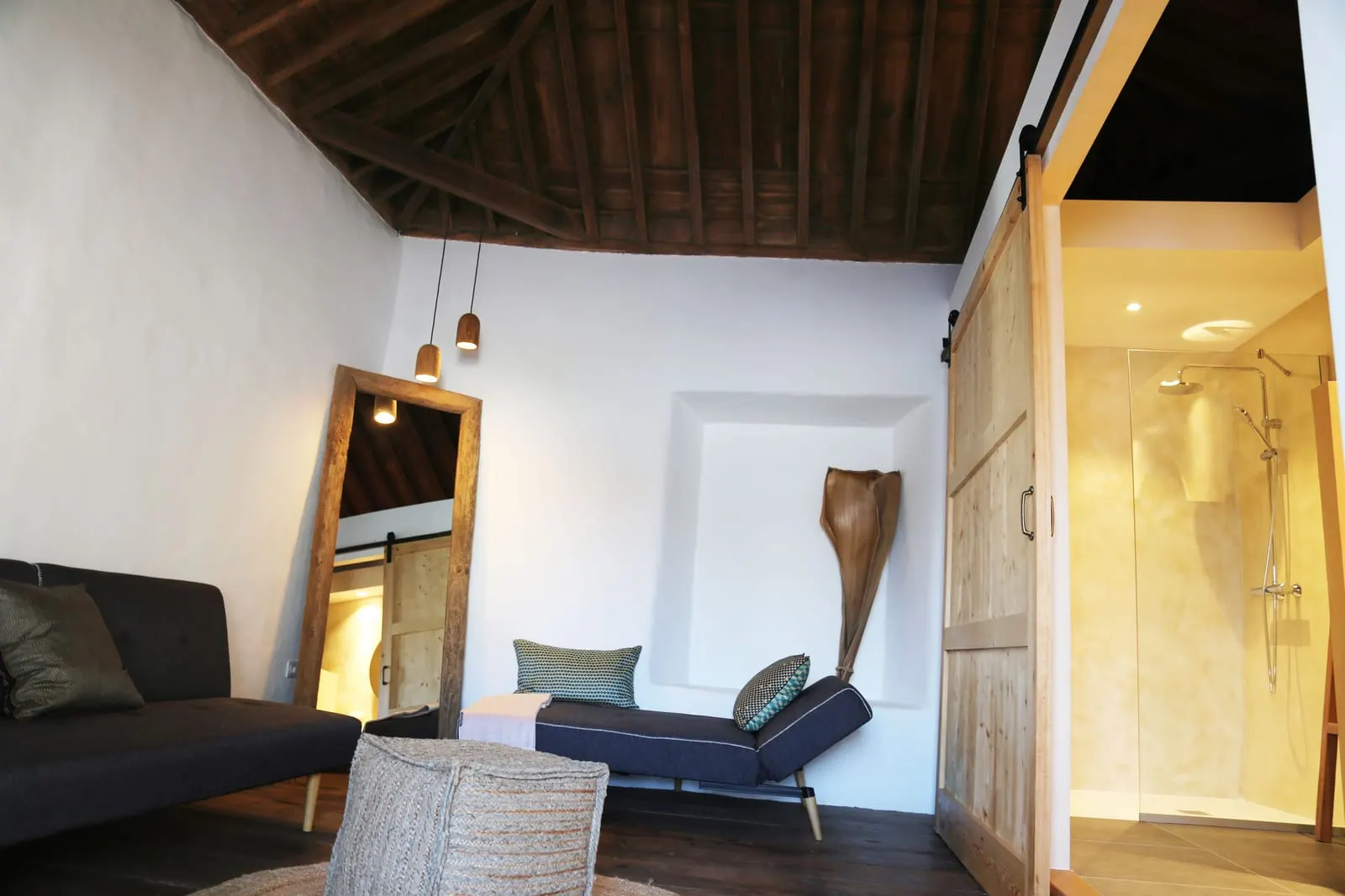 Hotel Boutique Palacio Ico: Suite 06's sitting room under its wooden ceiling