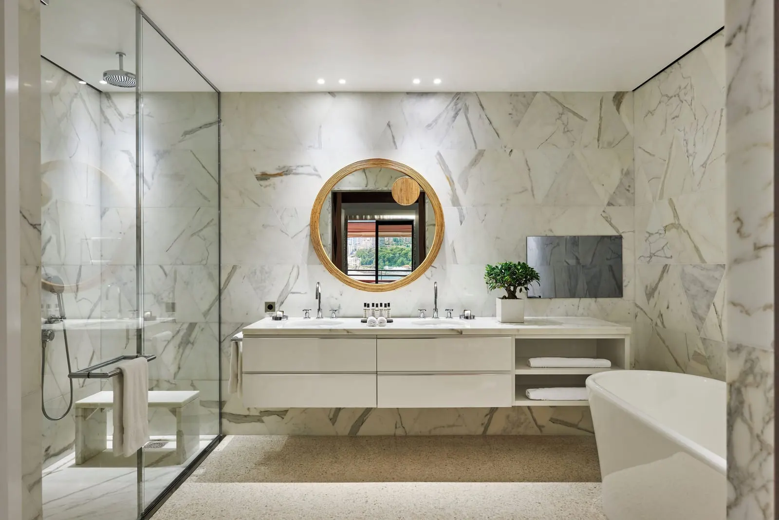 Junior Suite at Monte-Carlo Beach: the marble bathroom with a walk-in shower, two basins and a round mirror