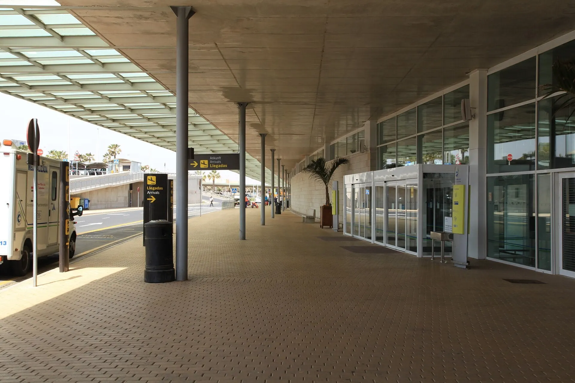 The covered kerb outside arrivals on Floor 0 at Fuerteventura Airport