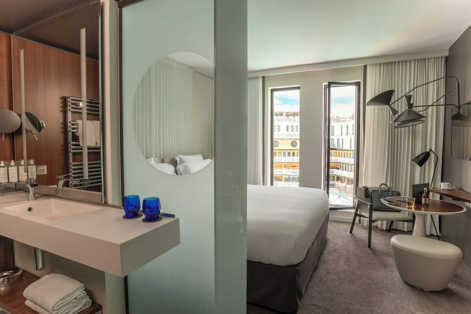 Hôtel Molitor Paris: A Deluxe Room facing the outdoor pool