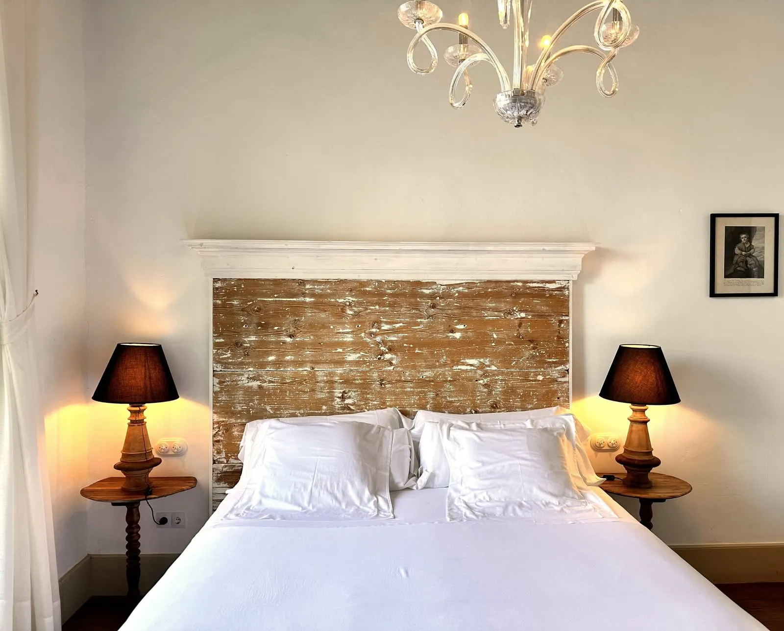 Room Nº4. Double en La Casa de los Naranjos: una cama doble con un cabecero de madera envejecida y una lámpara a cada lado