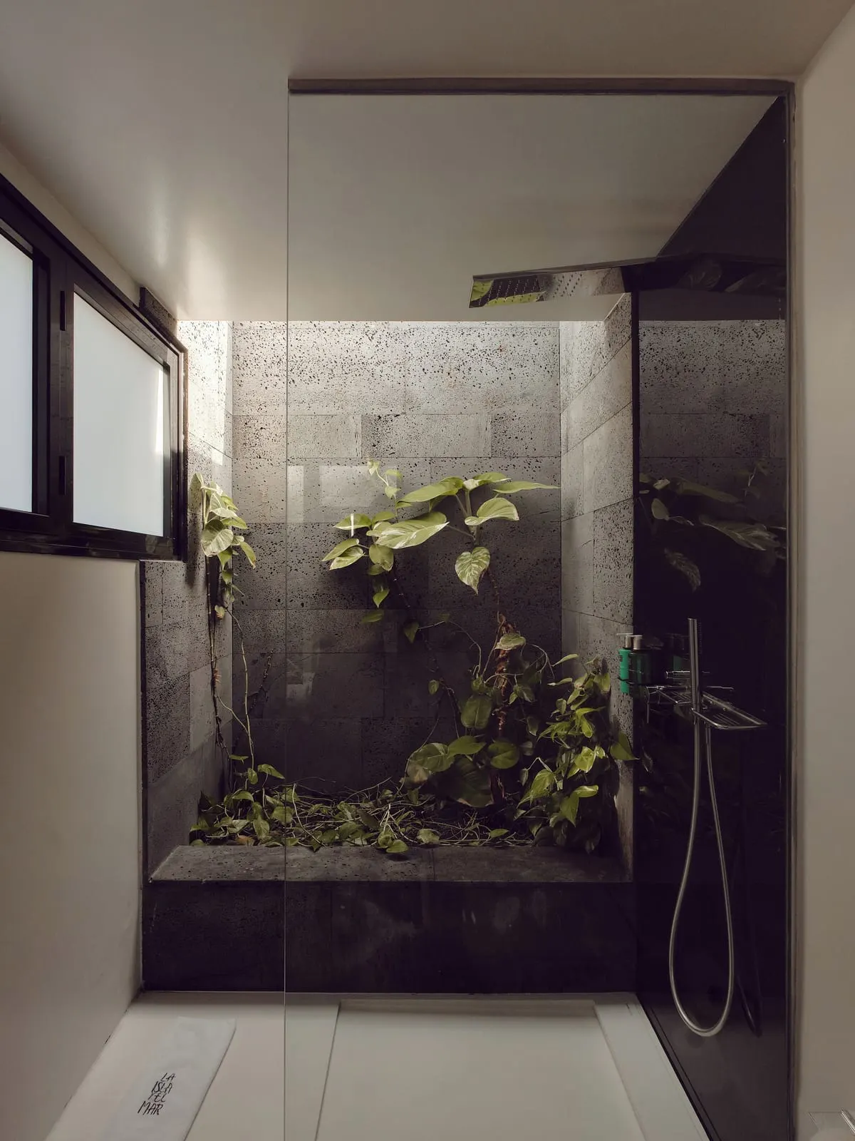 La Isla y el Mar Hotel Boutique: A Premium Suite shower beside a stone planter