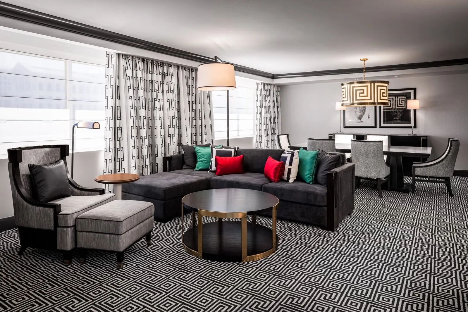 Colosseum Premium Suite im Caesars Palace: ein Wohnzimmer mit einem Ecksofa, einem runden Couchtisch und einem Sessel, dahinter ein Esstisch
