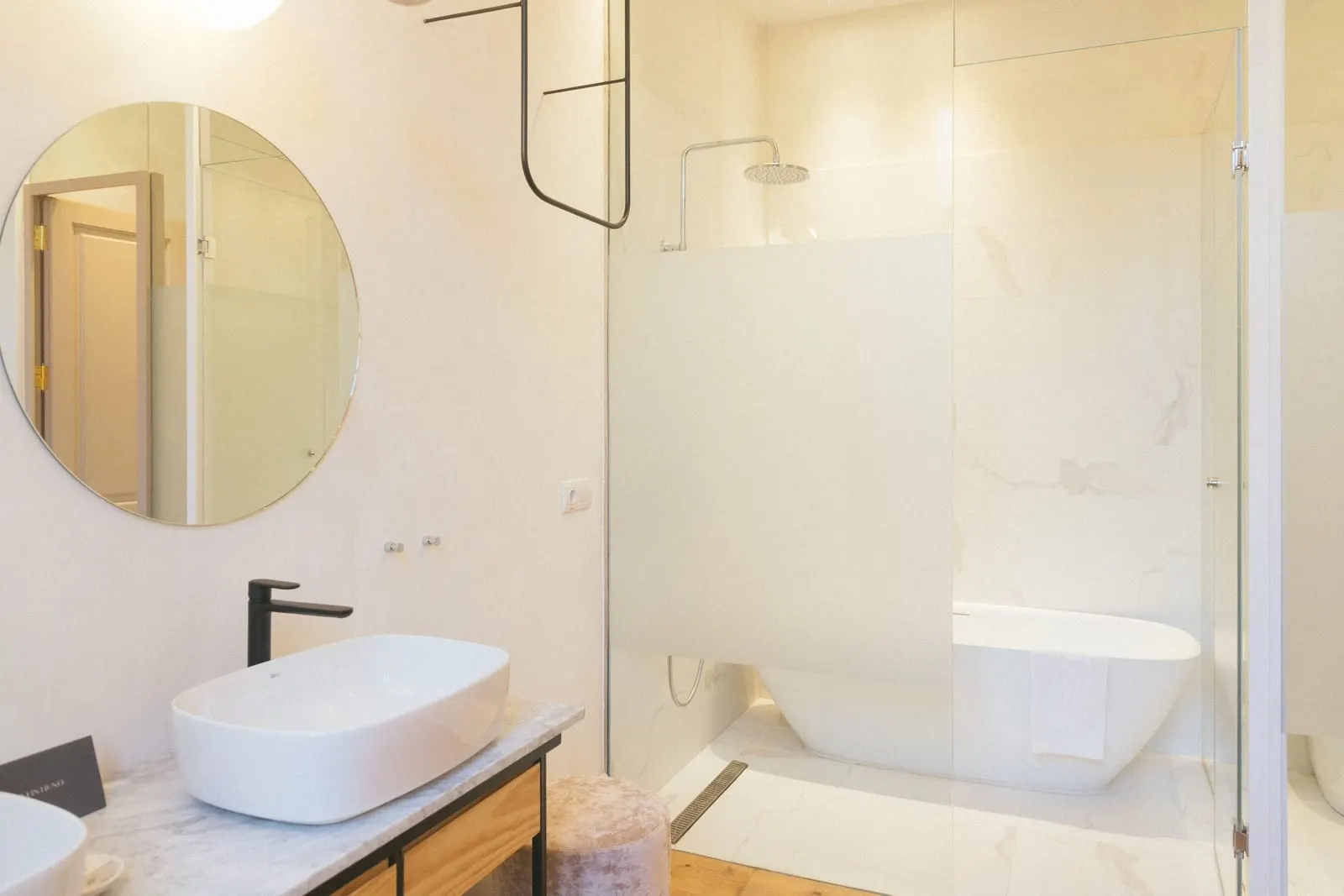 Hotel Veintiuno: A Premium bathroom with a bath and rain shower