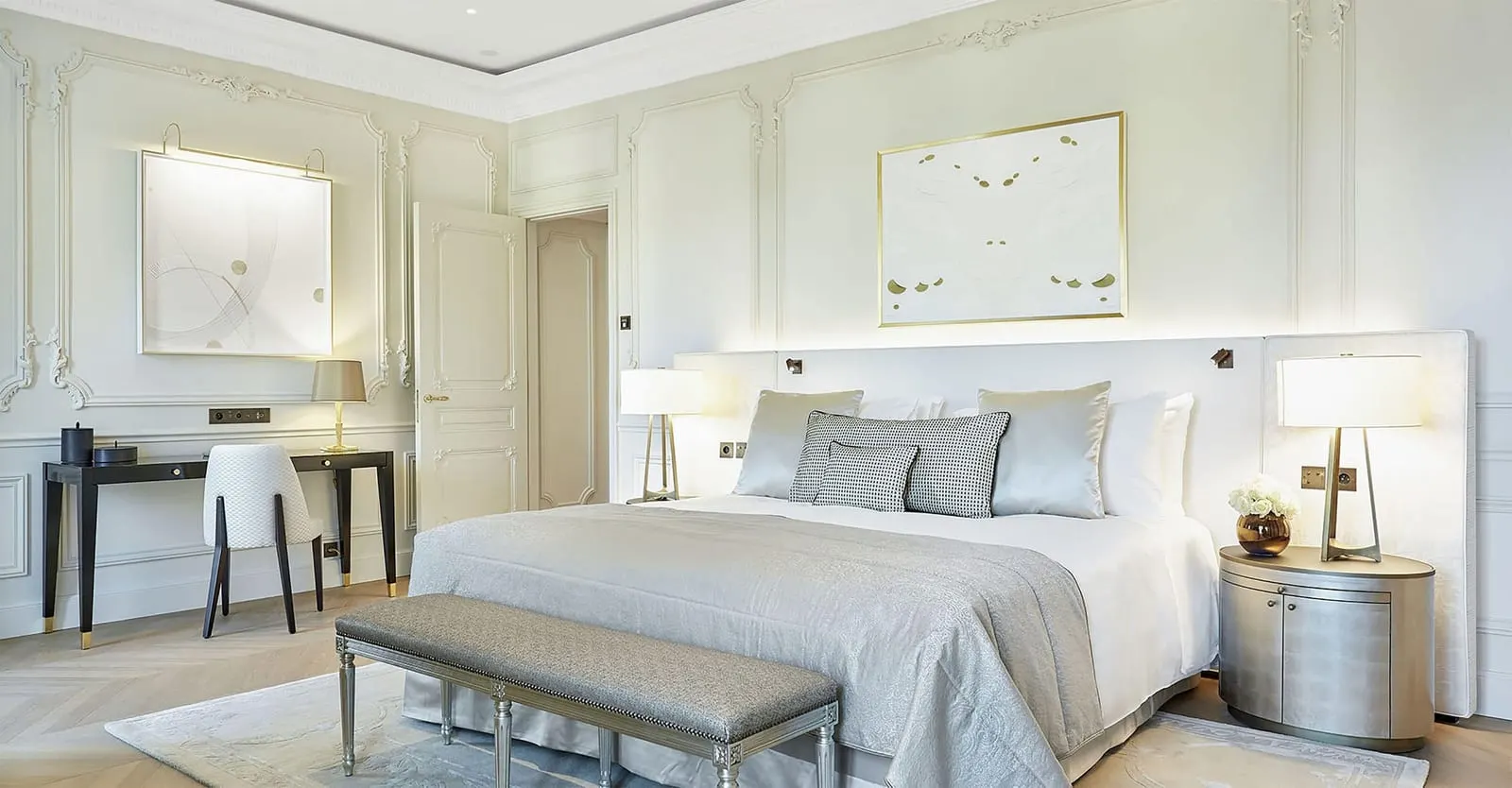 Exclusive Room with casino view at Hôtel de Paris Monte-Carlo: the bed with a bench at its foot, a desk and an oval bedside cabinet