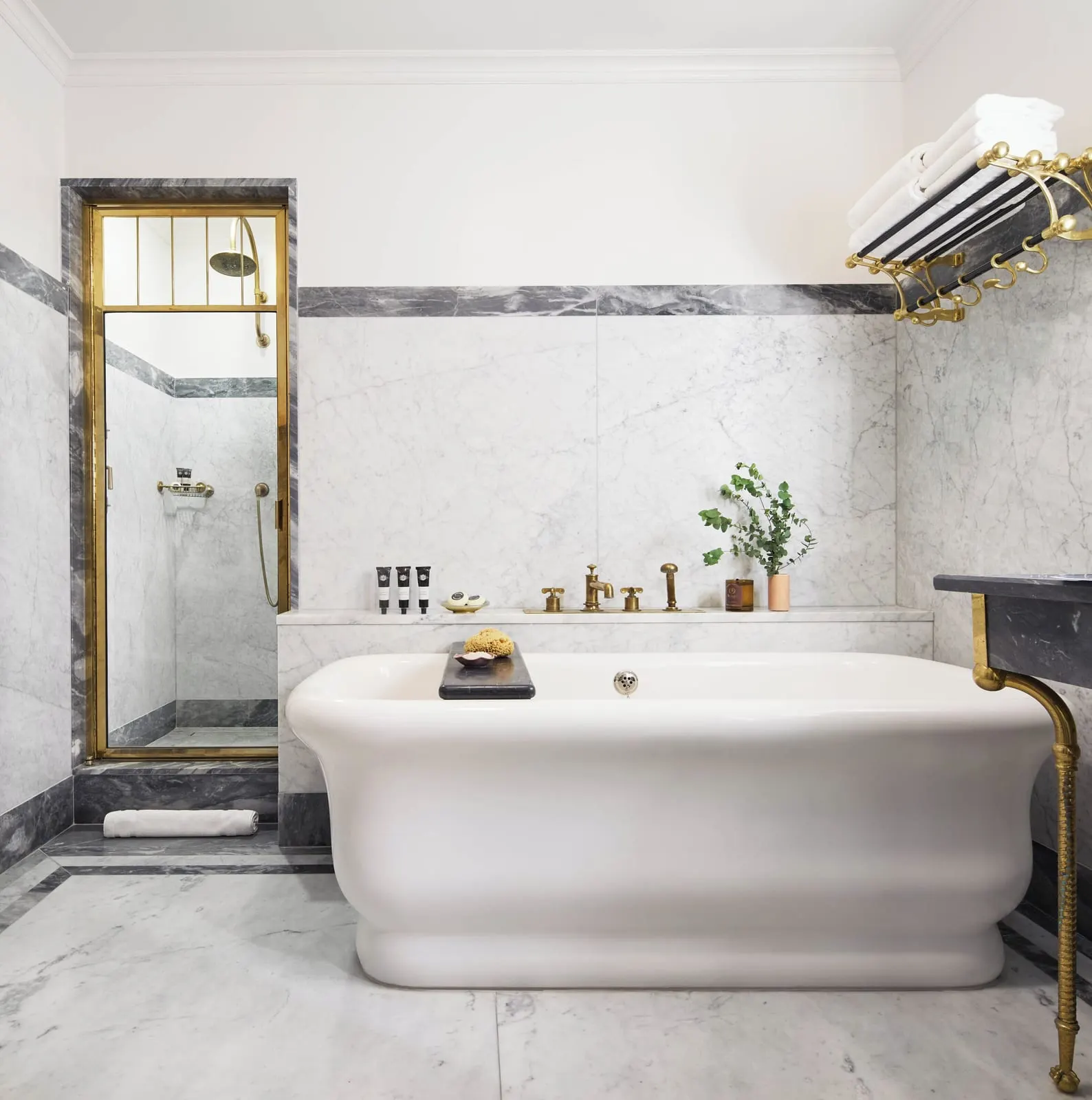 Hotel Chelsea: A bathroom with a freestanding bath