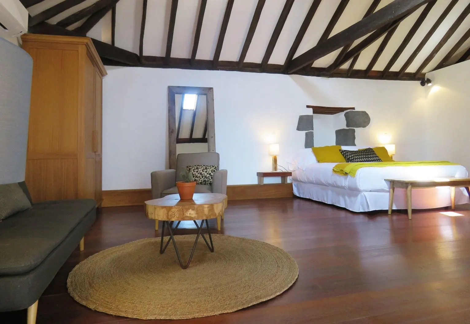 Room 07 at Hotel Boutique Palacio Ico: a bed and a sitting area with a round table under a white and dark beamed ceiling