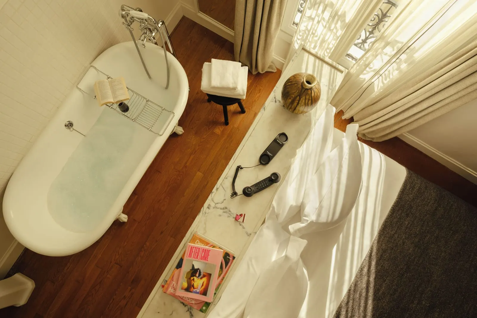 Le Pigalle: A Pigalle 22, with the bath beside the bed