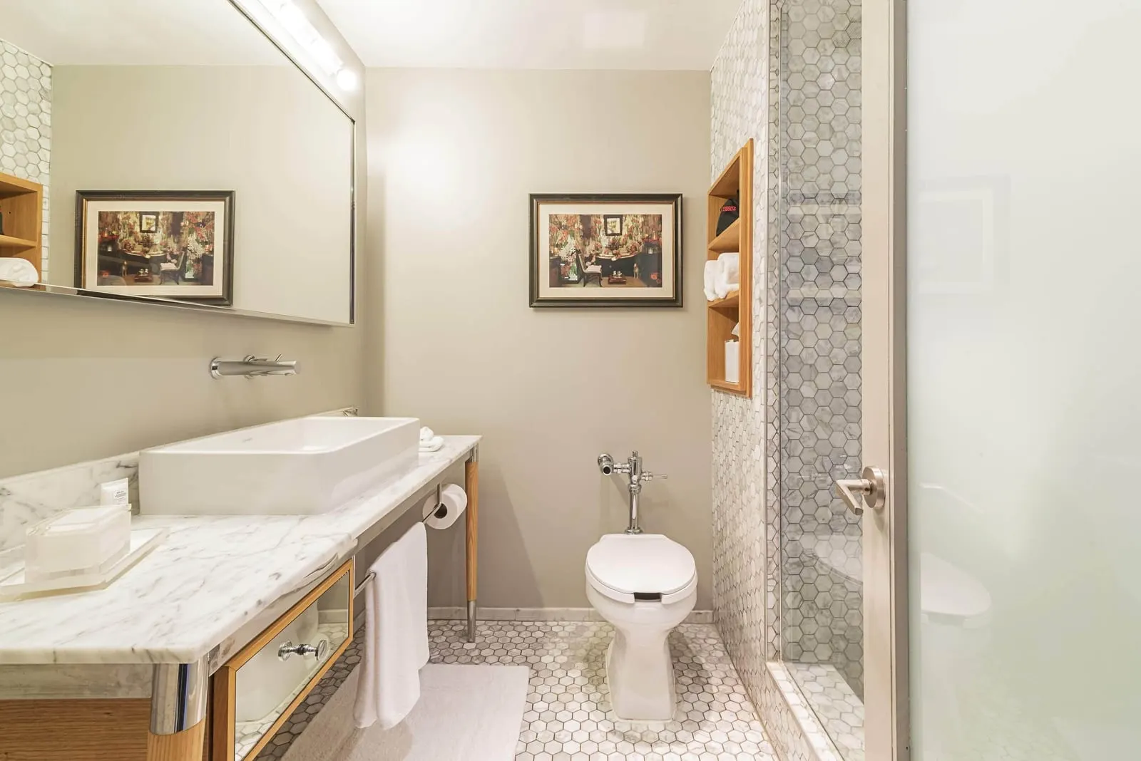 Cabana Garden King im The Hollywood Roosevelt: ein Badezimmer mit einem Waschtisch mit Marmorplatte und rechteckigem Becken, einer Toilette und einer Dusche mit sechseckigen Fliesen hinter einer Milchglastür