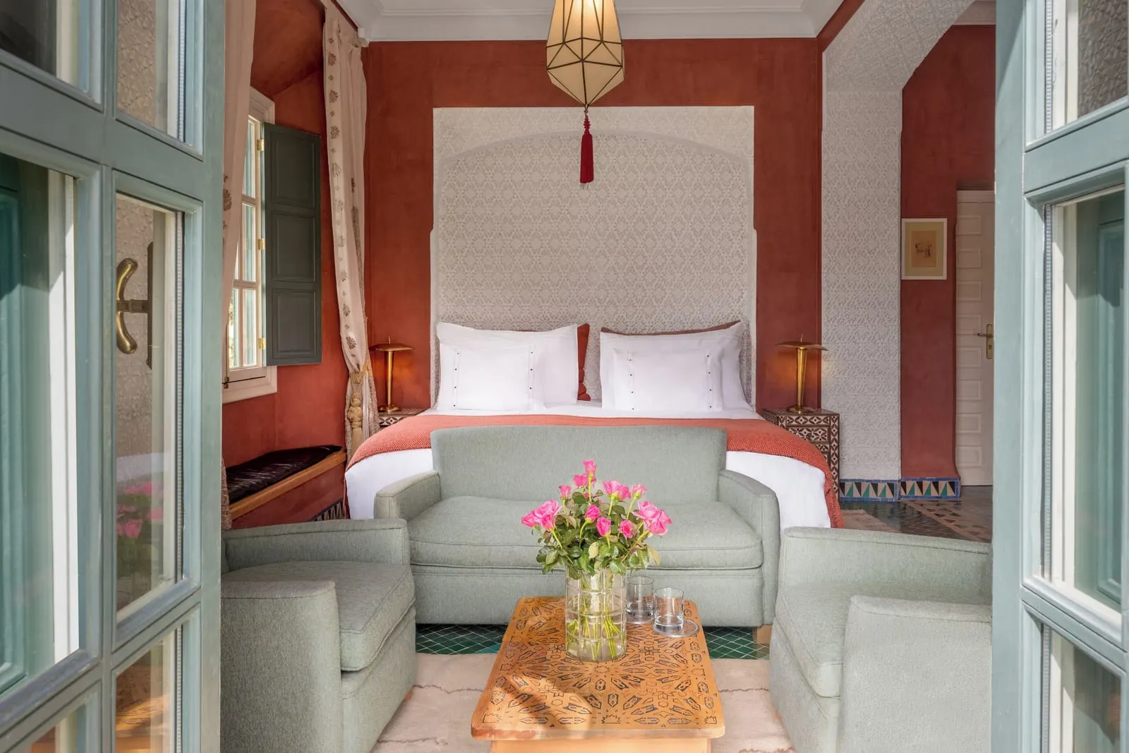 Dar Rhizlane: A bedroom with armchairs and a zellige floor