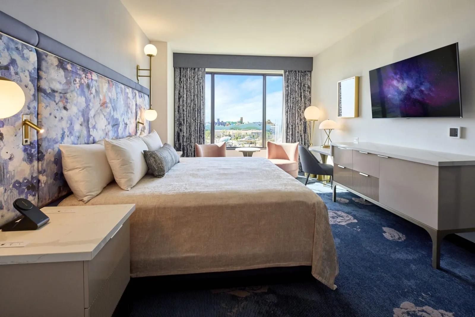 Universal Helios Grand Hotel, a Loews Hotel: A Park View 1 King Bed room over Epic Universe