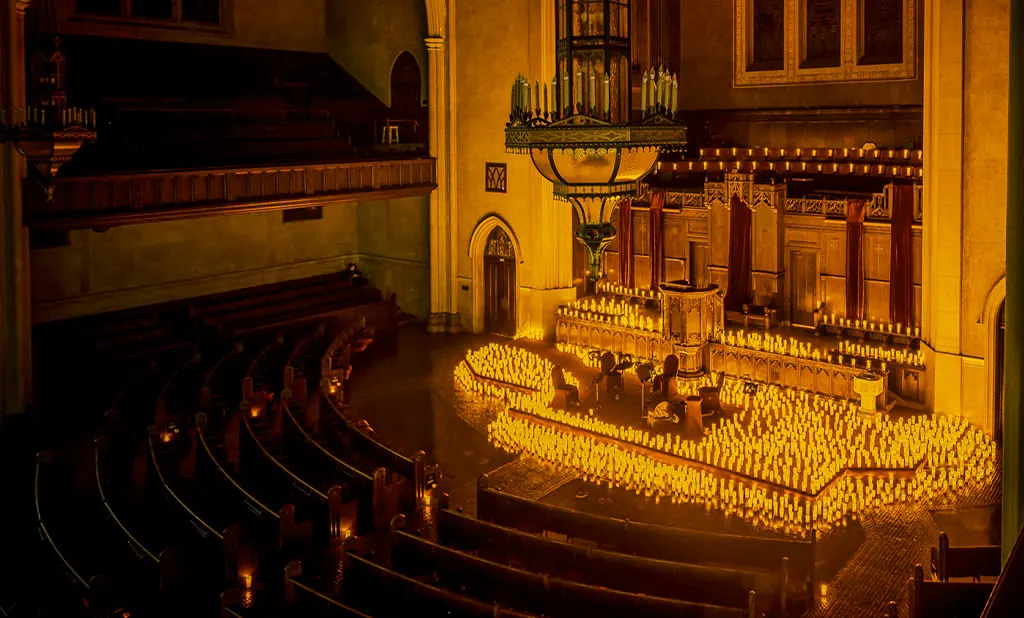 Candlelightコンサートのために整えられたコリアタウンのImmanuel Presbyterian Church。パイプオルガンの下のステージを無数のキャンドルが囲んでいる