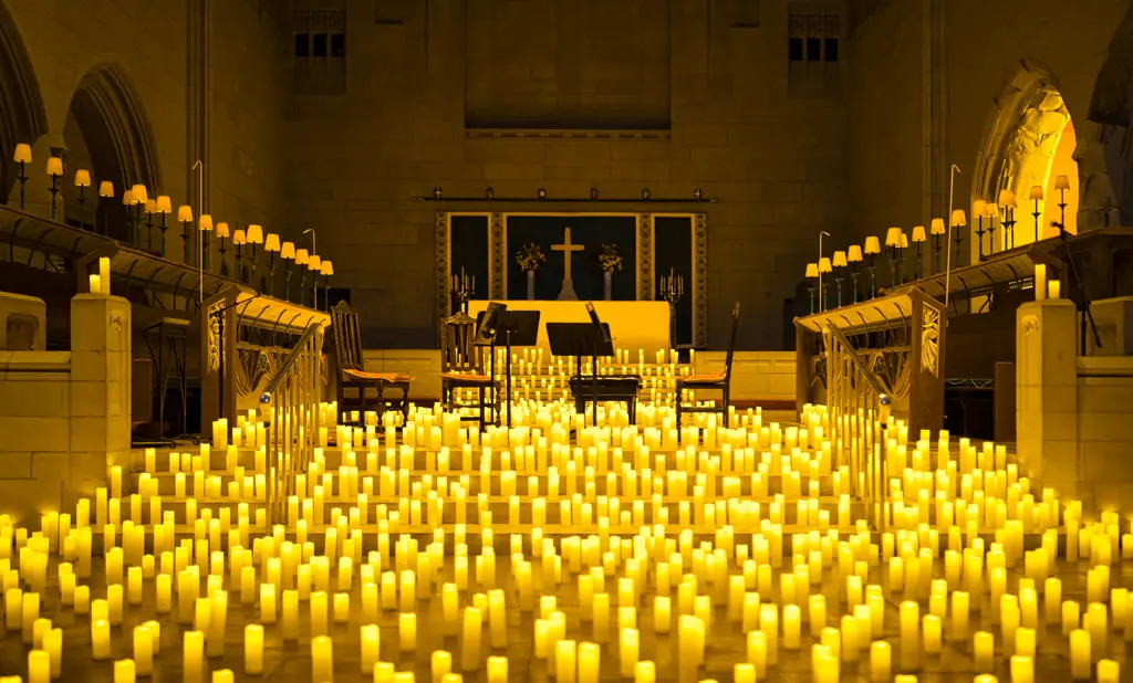 Church of the Heavenly Restで、弦楽四重奏の椅子と譜面台の前の階段と床に、数百本のLEDキャンドルが並ぶ