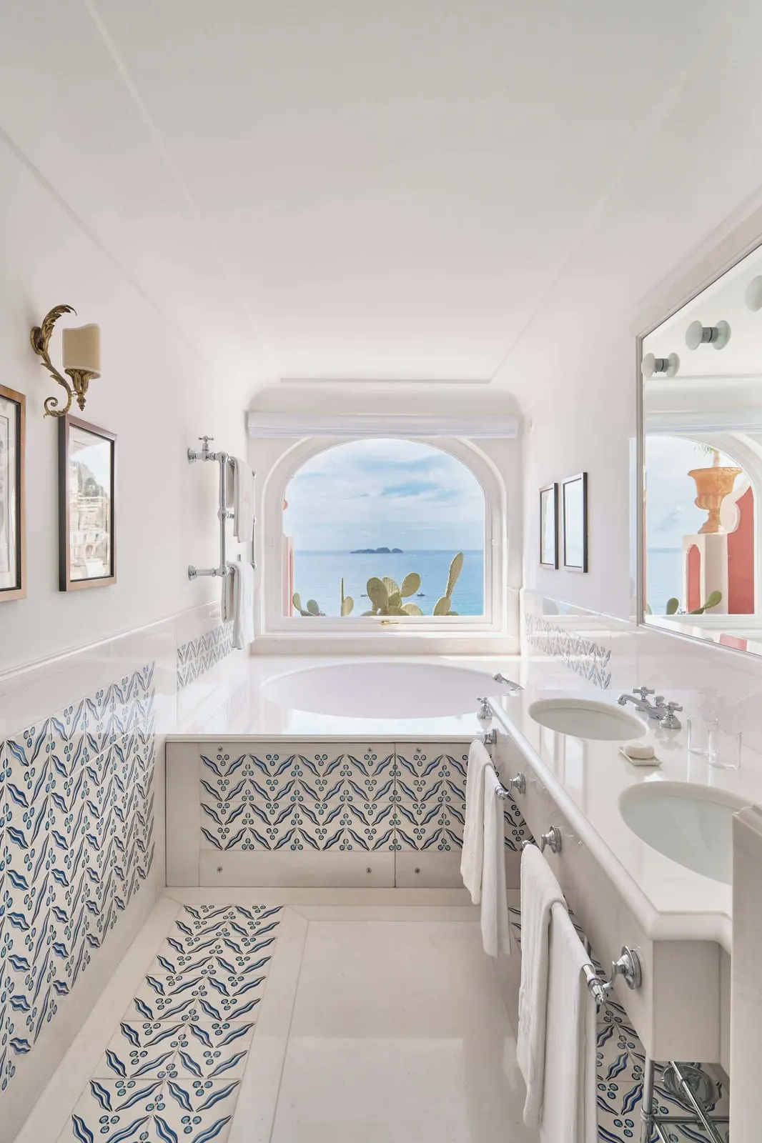 Le Sirenuse: A suite bathroom with a tub at the window