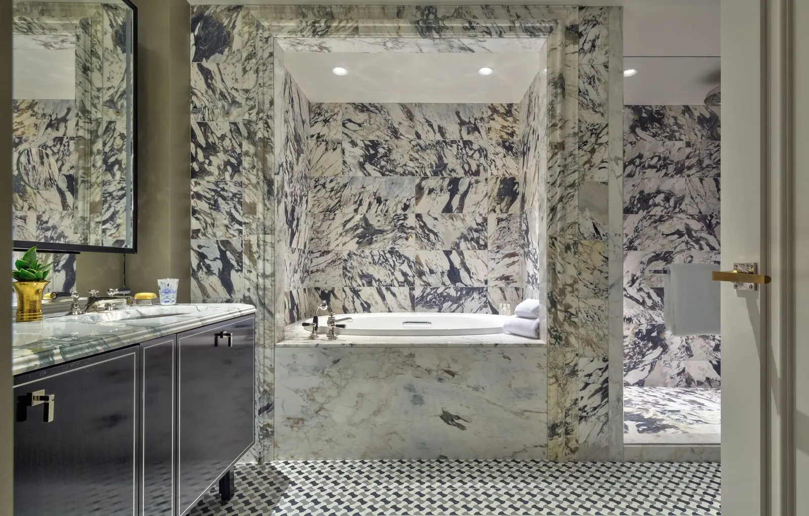 The Carlyle, A Rosewood Hotel: A marble bathroom