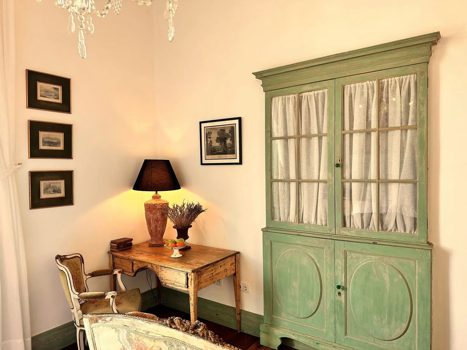 Room Nº1. Sup.Double en La Casa de los Naranjos: un escritorio con una lámpara junto a un armario alto pintado de verde