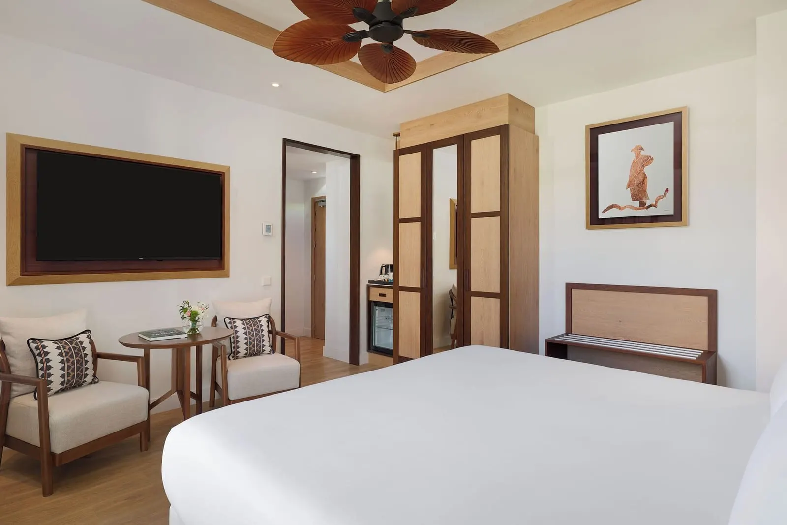Double Deluxe Room Panoramic View at Gran Hotel Taoro: two armchairs, a wall television and a wooden wardrobe