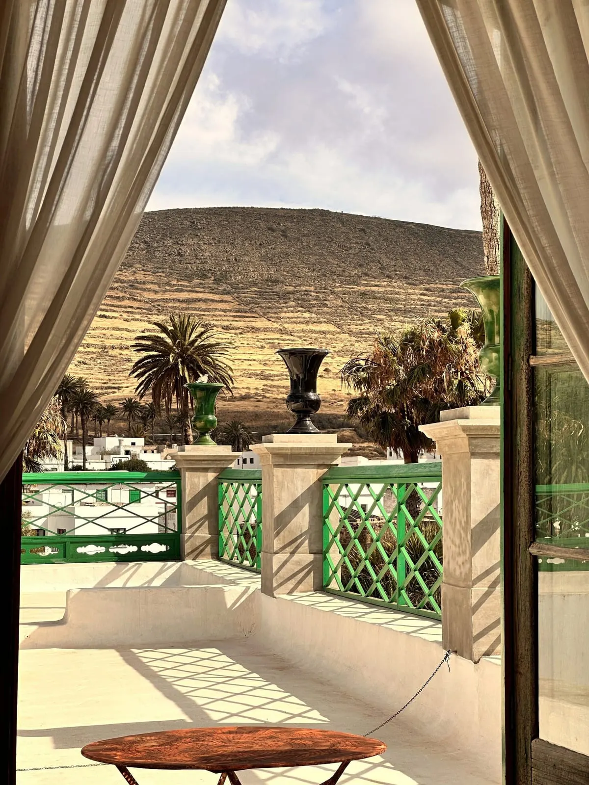 La Casa de los Naranjos: Haría's palms and hills from the roof terrace