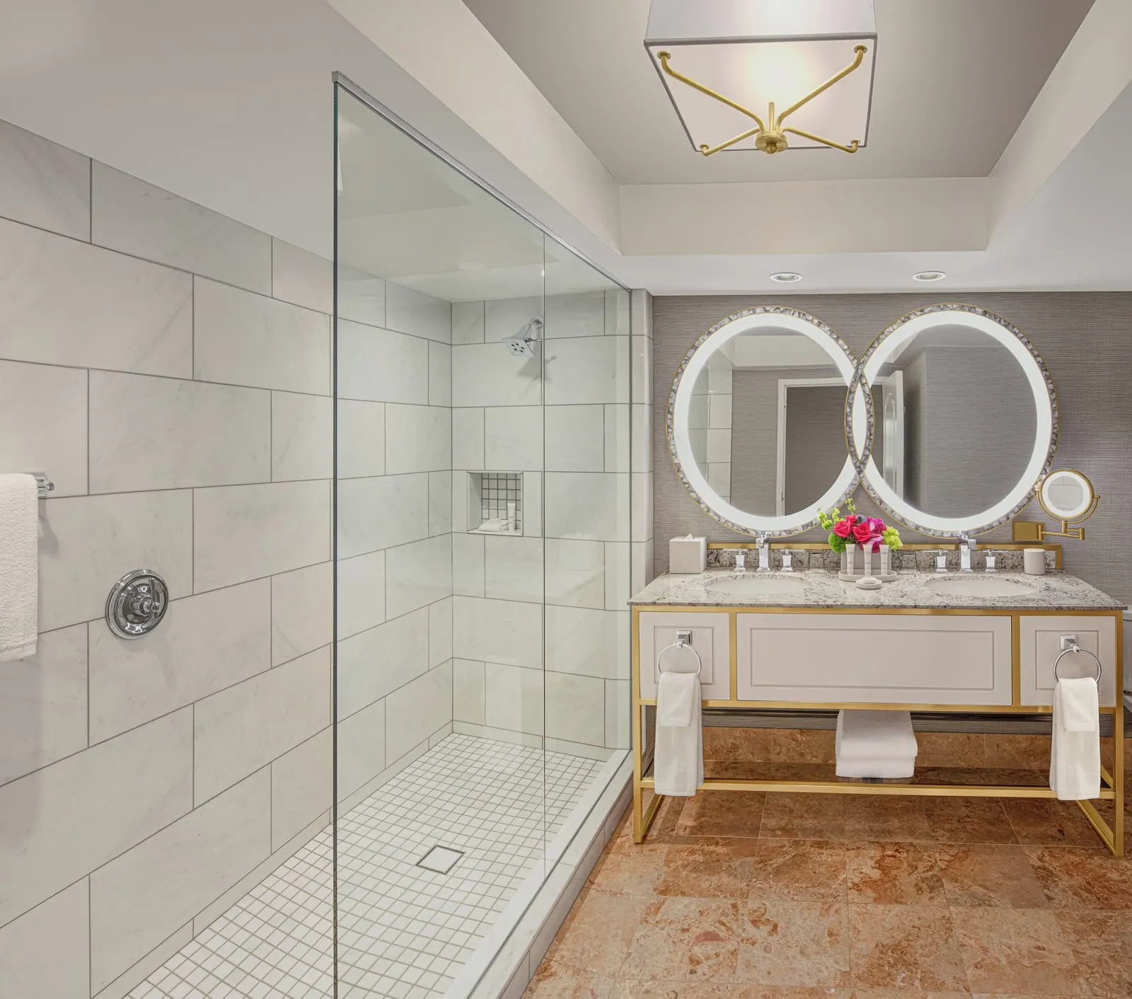 Bellagio: Twin basins and a walk-in shower