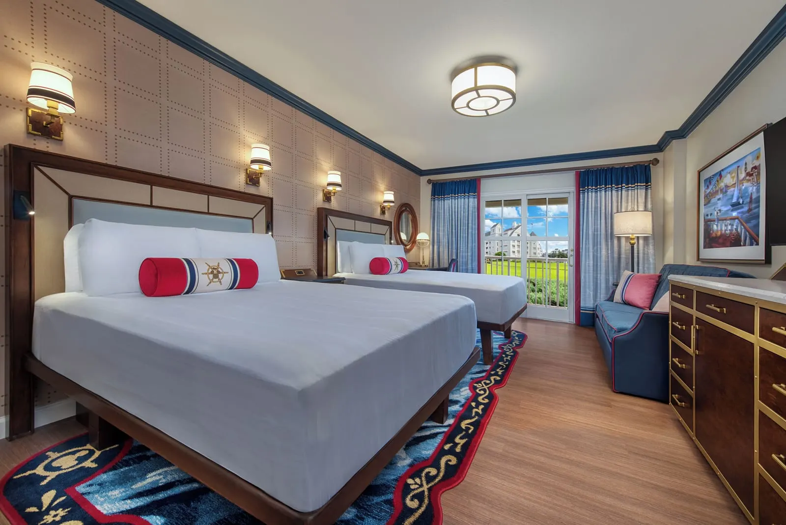Water View room im Disney's Yacht Club Resort: zwei Queensize-Betten, ein marineblaues Sofa und eine Kommode, mit Glastüren am hinteren Ende
