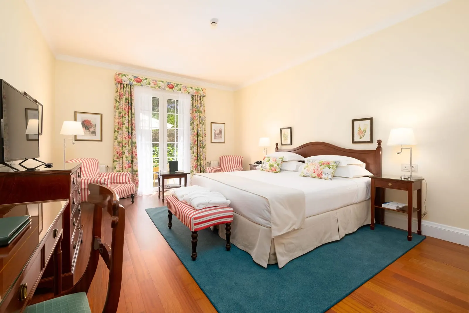Casa Velha do Palheiro: A double room with garden doors