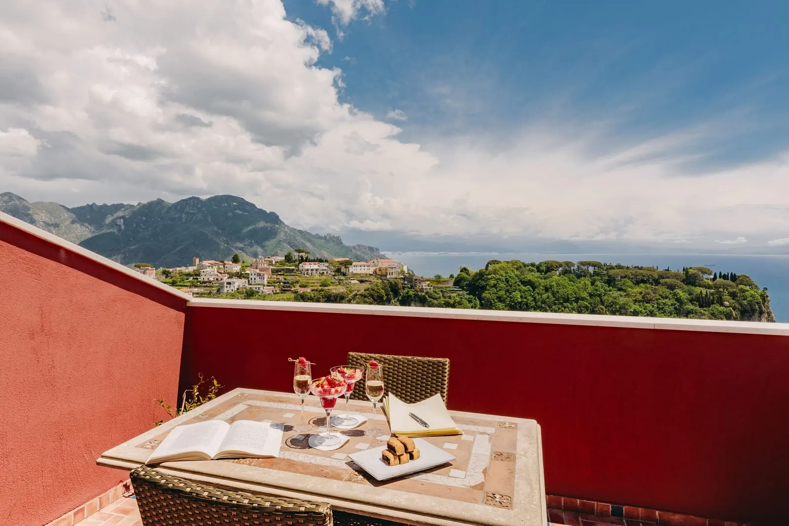 Palazzo Pascal: The Edera terrace looking out to the sea