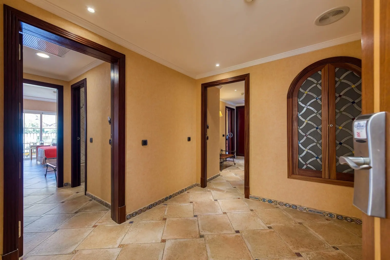 Hotel Cordial Mogán Playa: The hallway joining a Family Room's two rooms