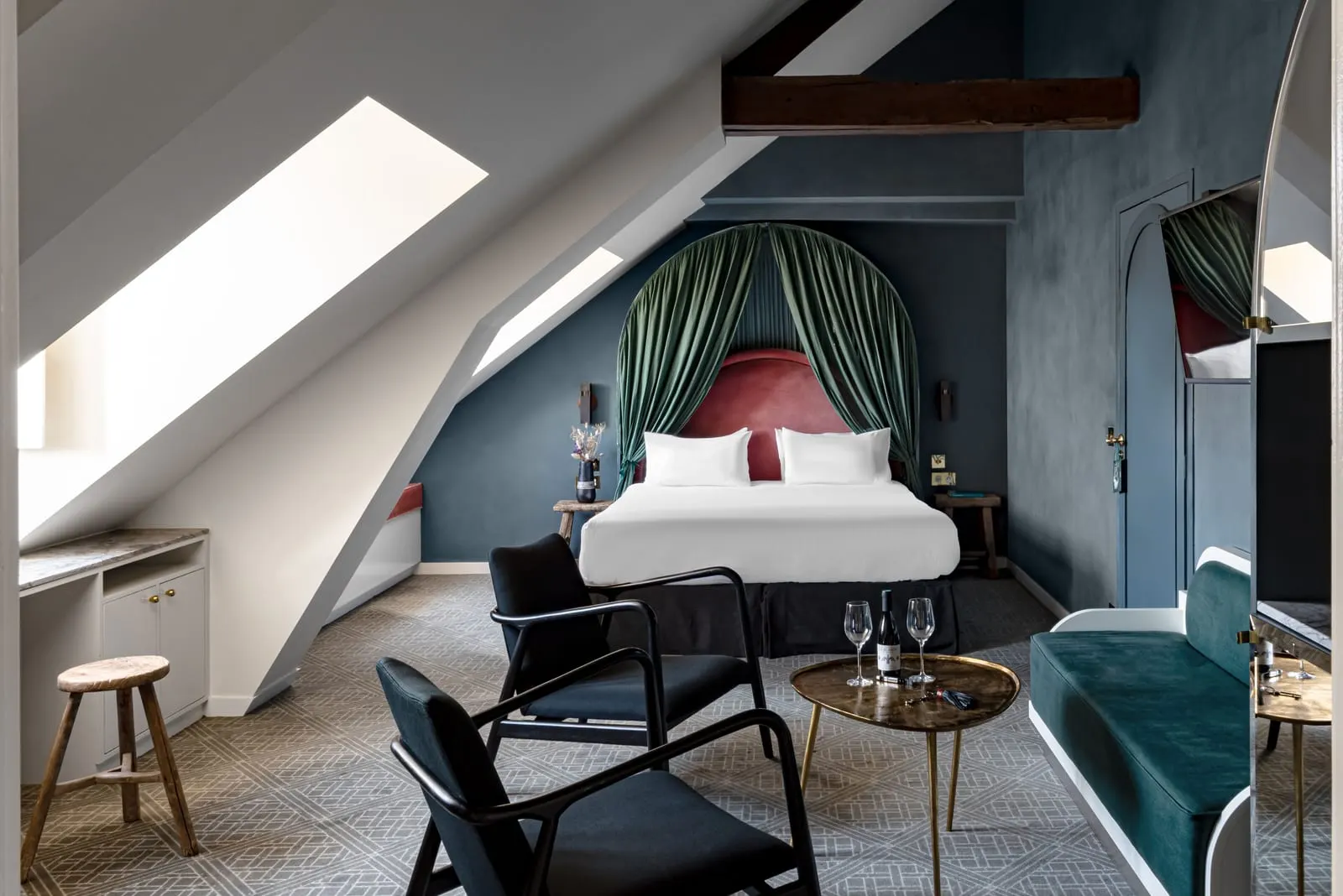 Grands Boulevards Experimental: A Parisian Eaves room under the sloping roof