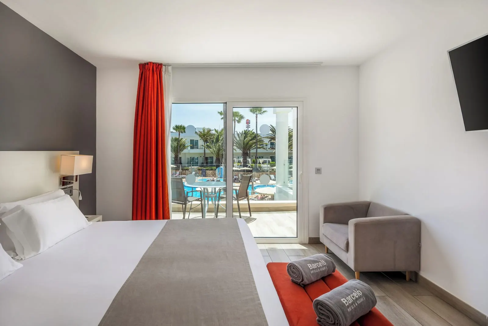 Barceló Corralejo Sands: A Suite Pool View opening onto the pool