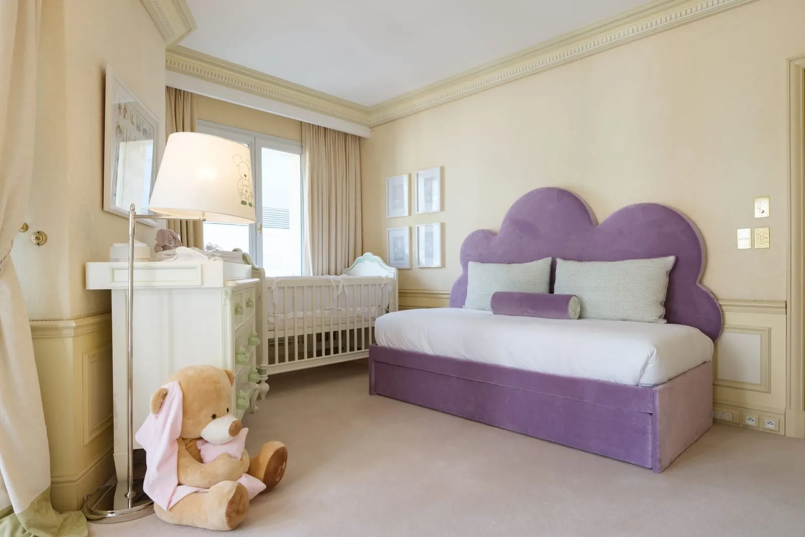 Family Suite at Hôtel Métropole Monte-Carlo: the children's room with a daybed under a purple headboard, a cot and a teddy bear