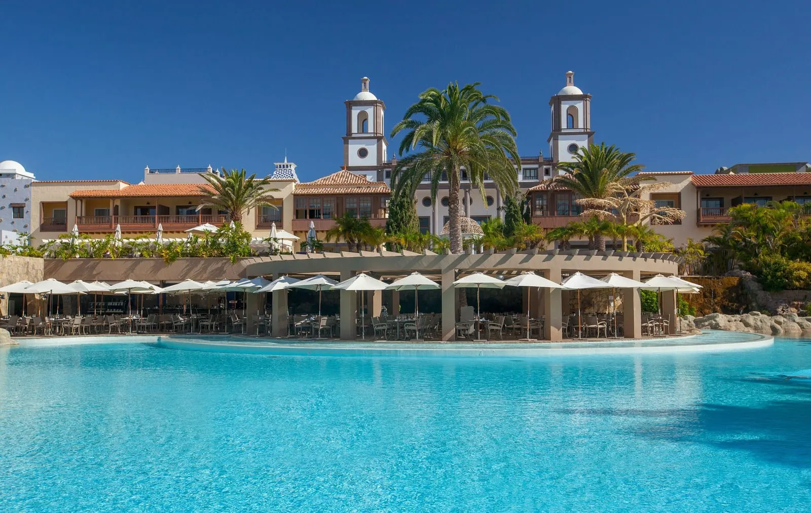 Lopesan Villa del Conde Resort & Thalasso: Tambor, the main pool, and Alpendre's poolside tables
