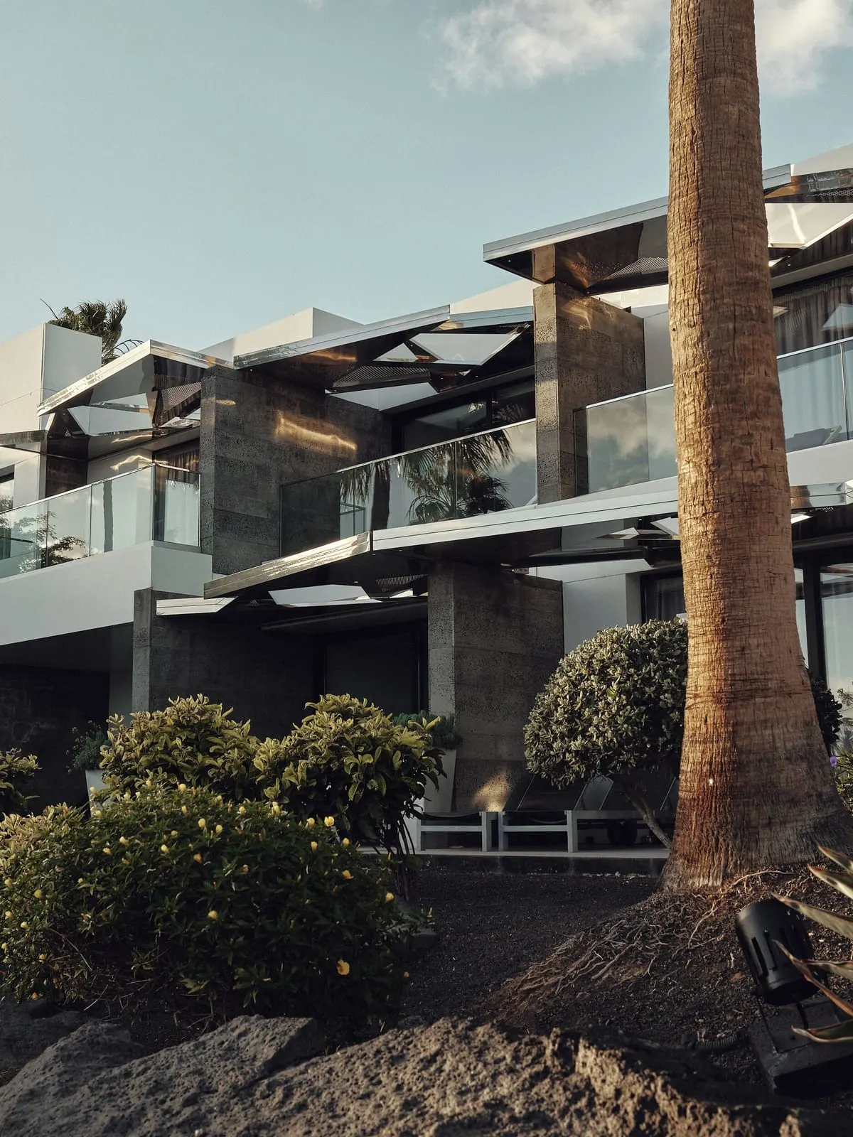 La Isla y el Mar Hotel Boutique: Suites behind walls of volcanic stone