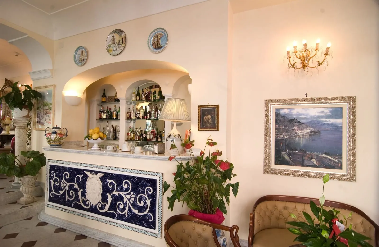 Hotel Santa Lucia: The bar with its hand-painted ceramic counter