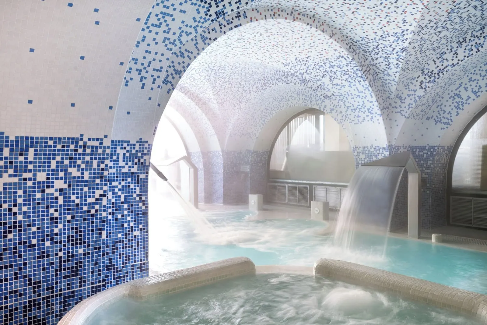 Parador de Cruz de Tejeda: Water jets under the spa's mosaic vaults