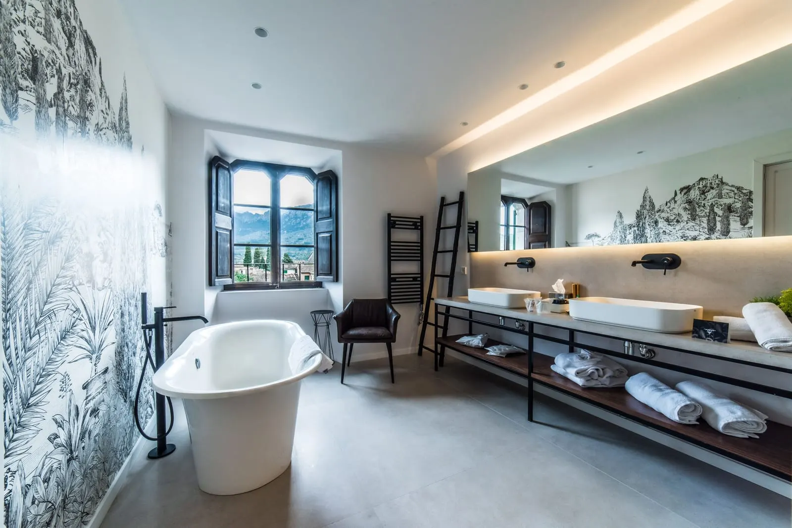 L'Avenida Hotel: A roll-top bath, the Tramuntana through the window