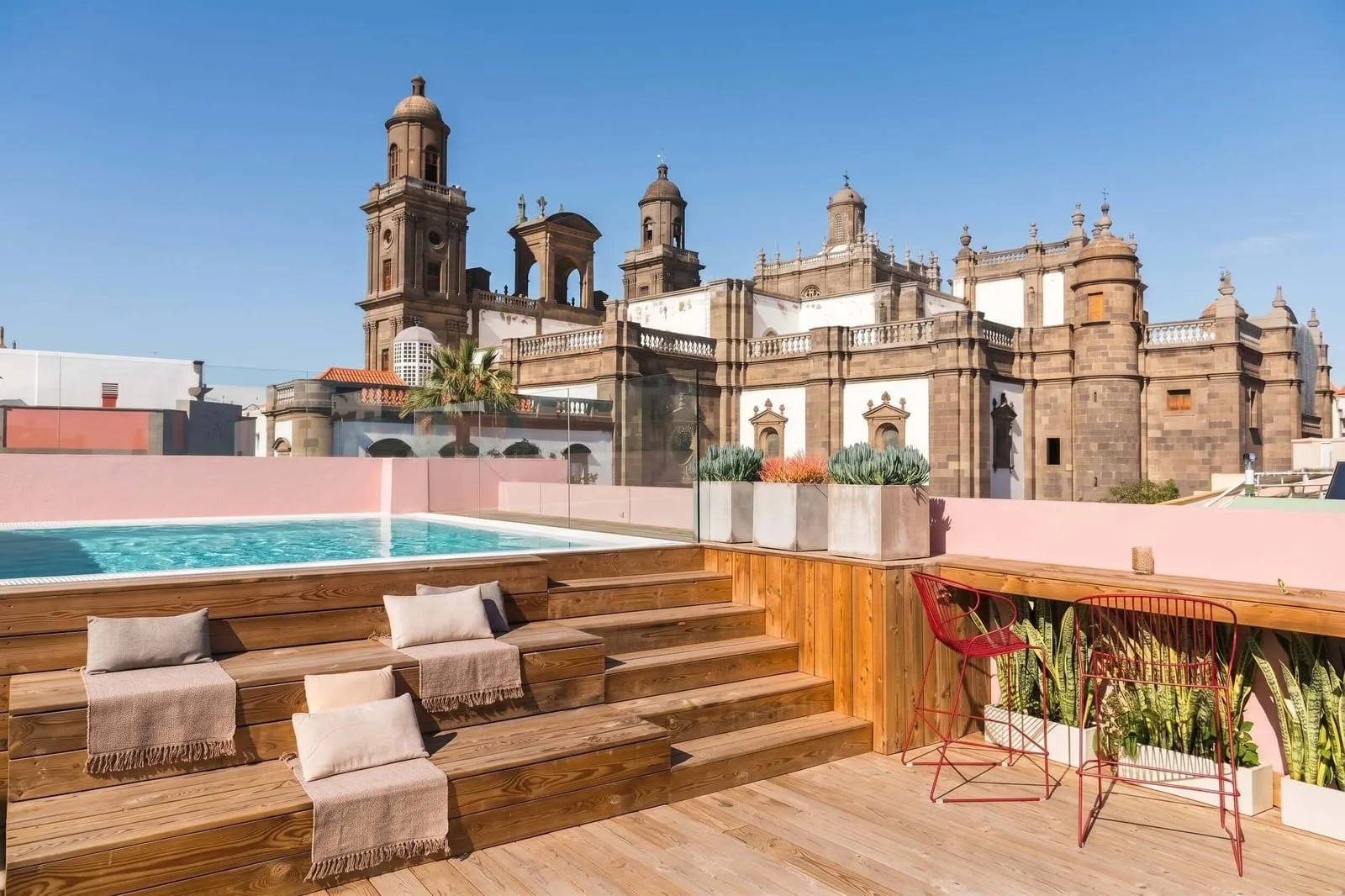 Hotel Veintiuno: The rooftop plunge pool facing the cathedral