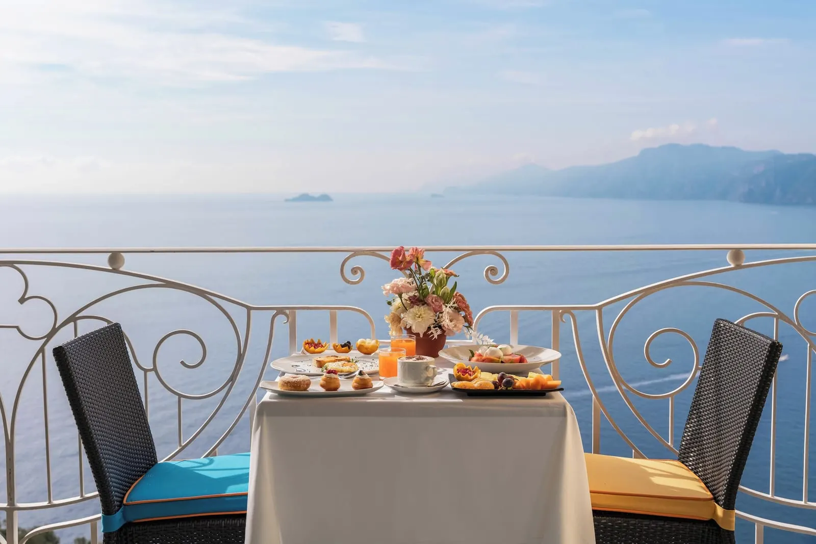 Hotel Tramonto d'Oro: Breakfast on the terrace above the sea