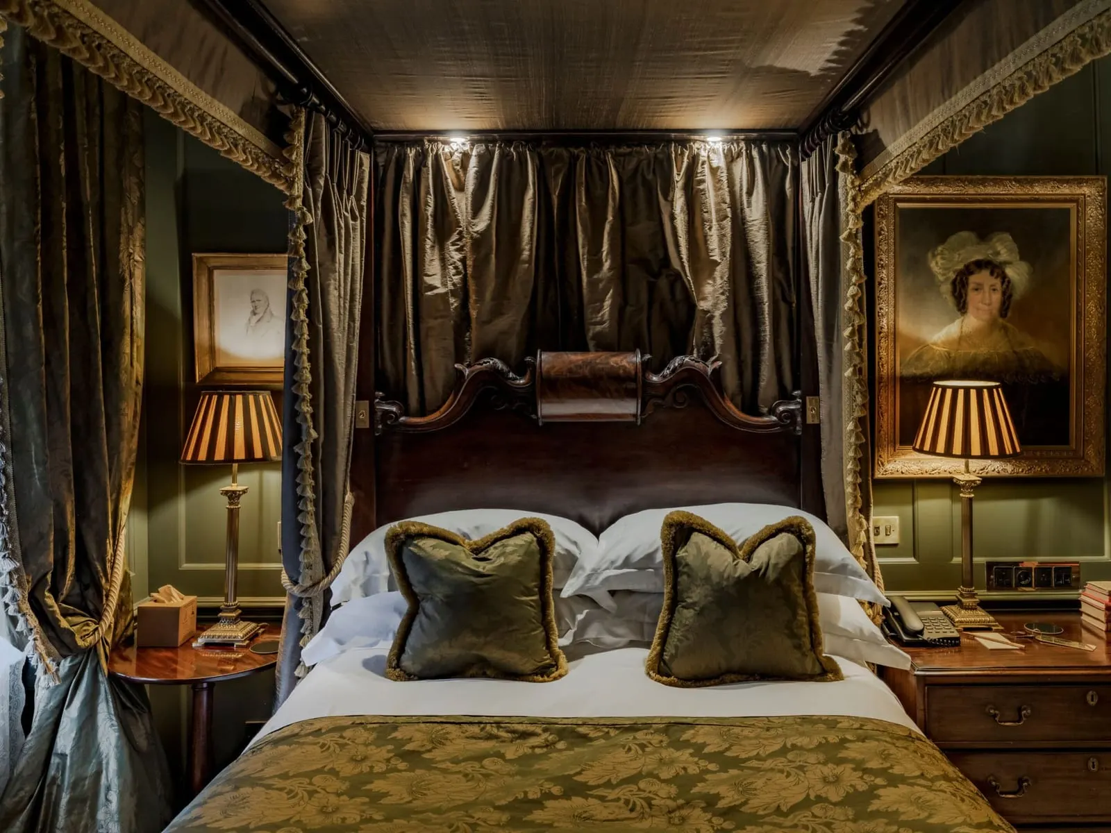 Hazlitt's: A four-poster under green velvet