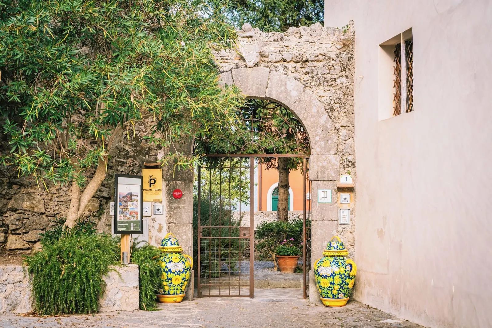 Palazzo Pascal: The garden gate between ceramic urns