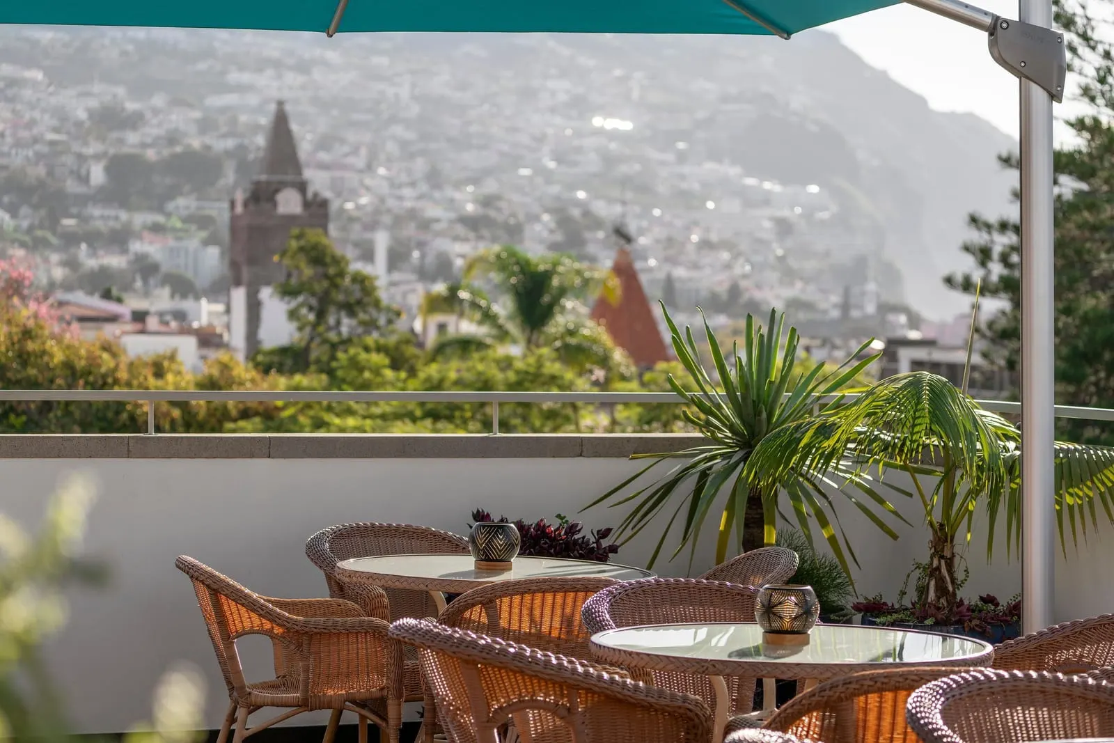 Hotel Madeira: Terrace bar with the Sé bell tower