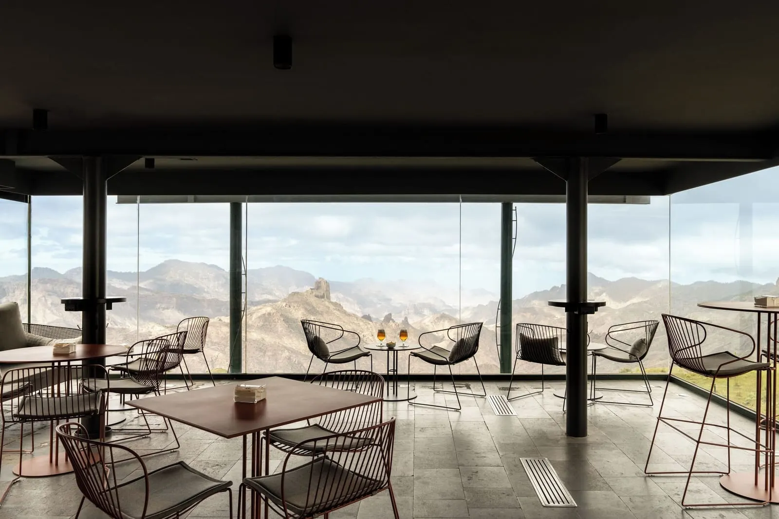 Parador de Cruz de Tejeda: The glass-walled bar facing the Roque Bentayga