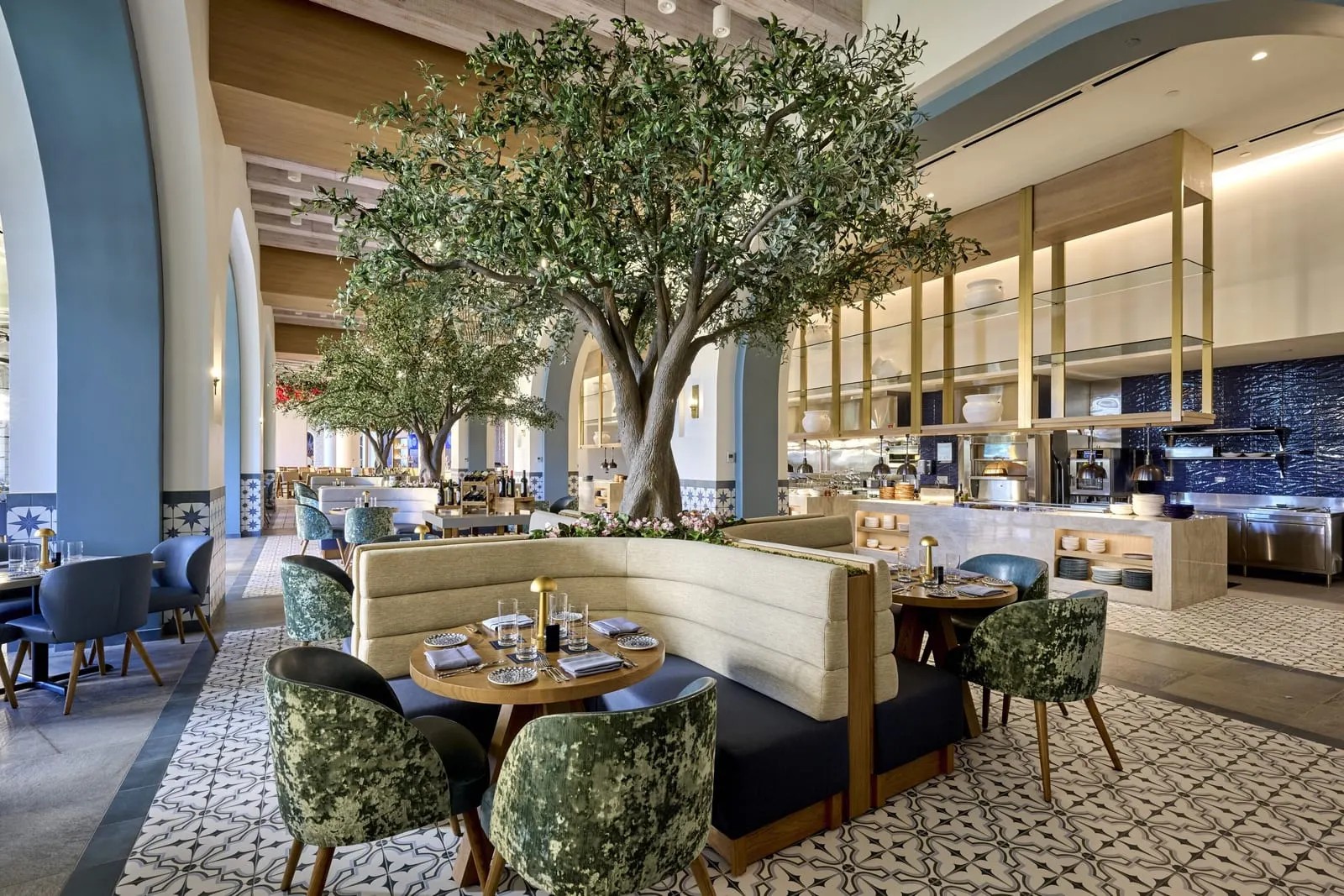 Universal Helios Grand Hotel, a Loews Hotel: Tables beneath the trees at Flora Taverna