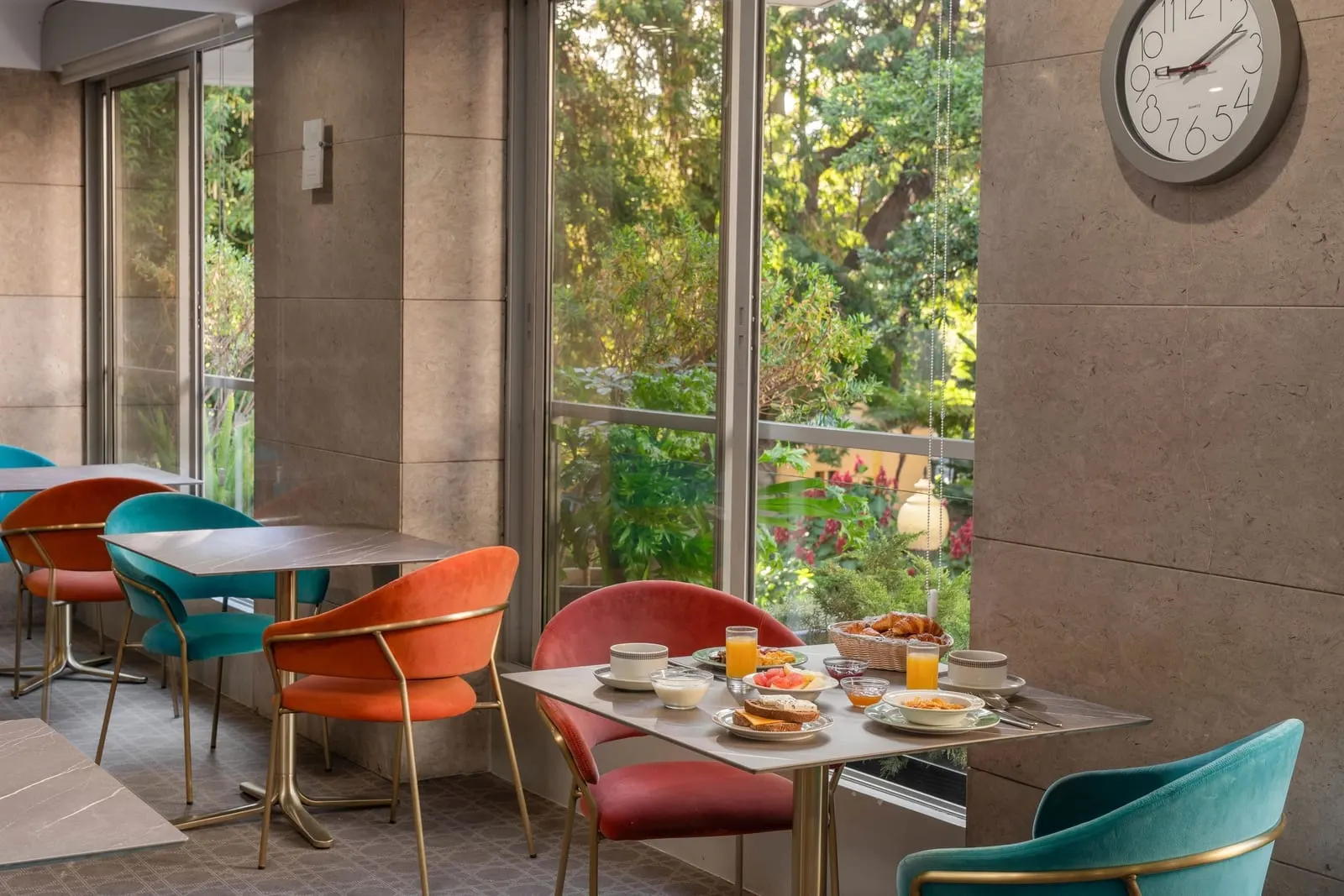 Hotel Madeira: Breakfast by tall windows onto the trees