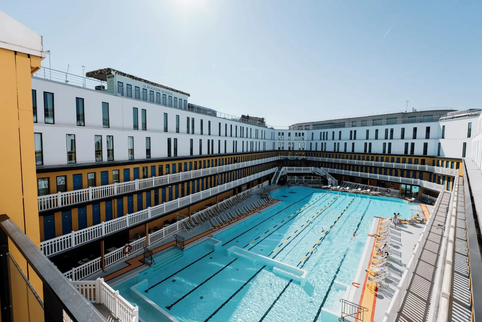 Hôtel Molitor Paris: The outdoor pool and its blue cabin doors