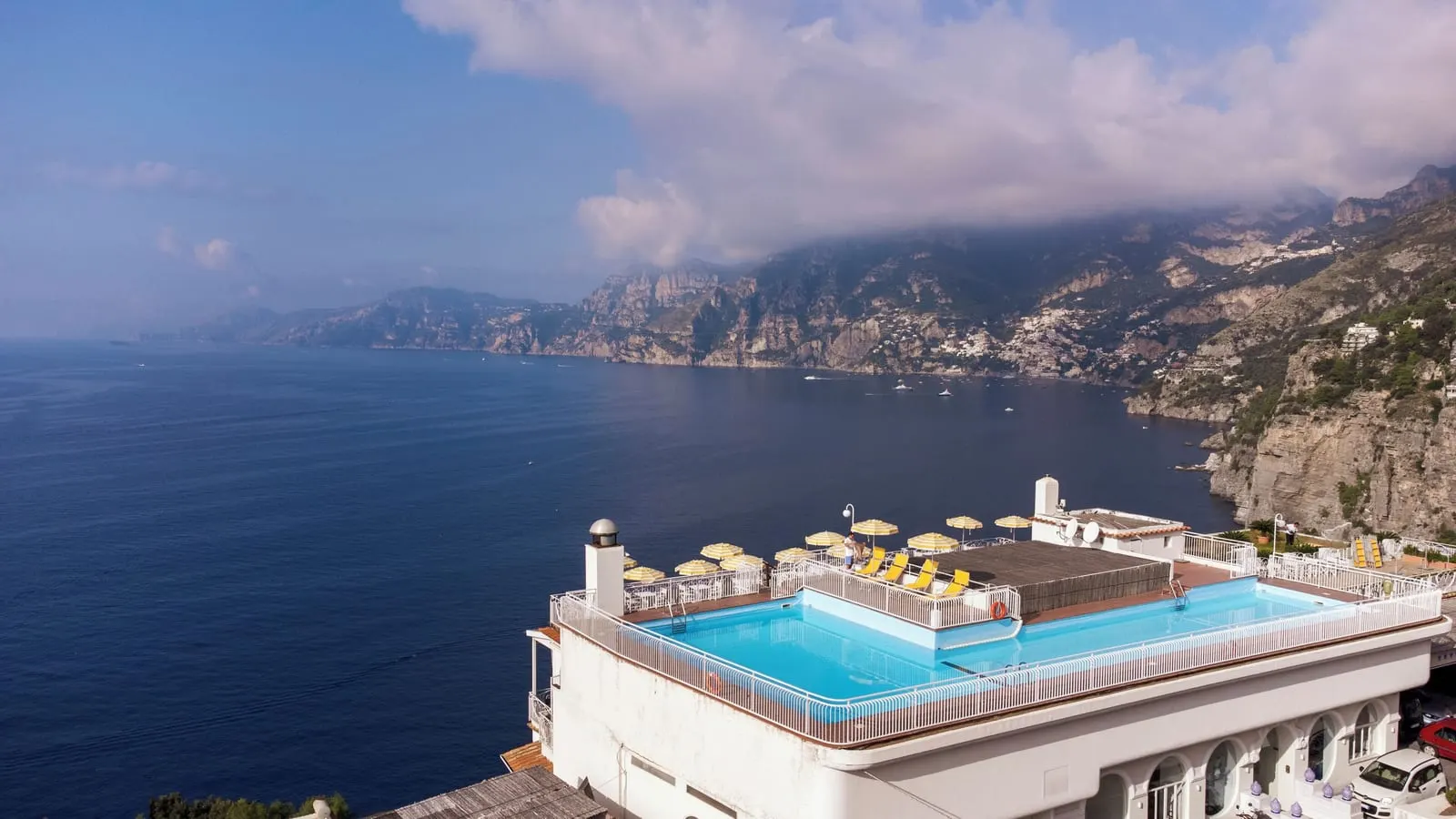 Hotel Tramonto d'Oro: The rooftop pool above the bay towards Positano