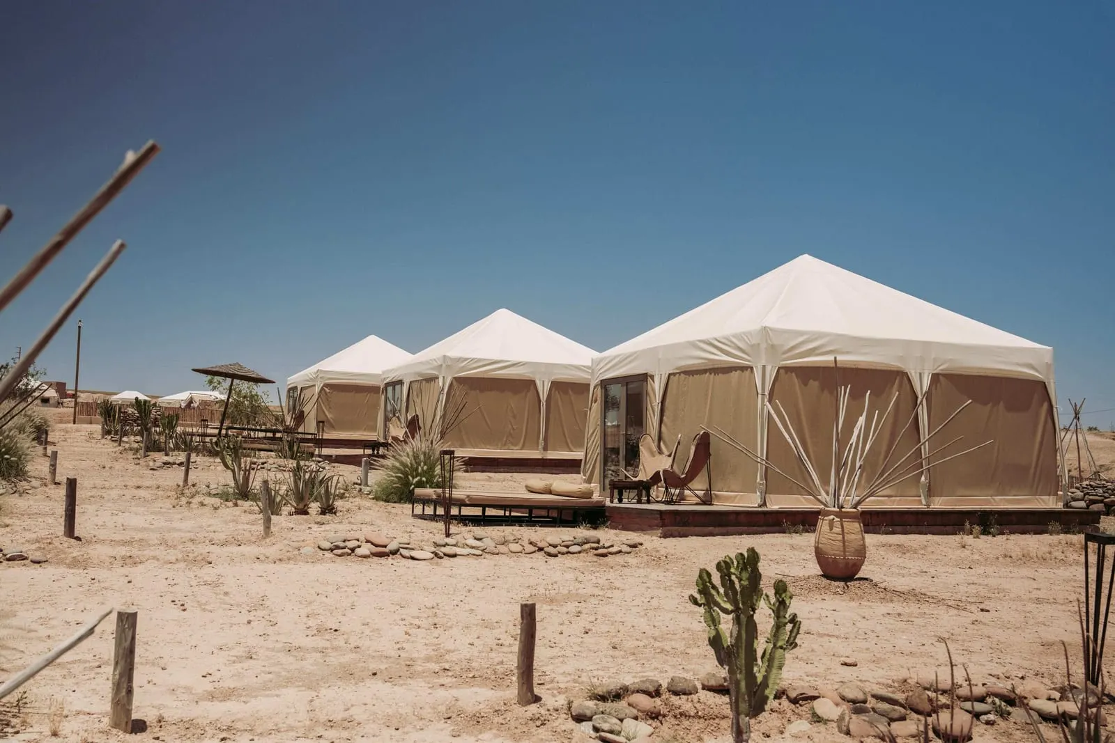Inara Camp: Tents spaced apart on the stony plateau