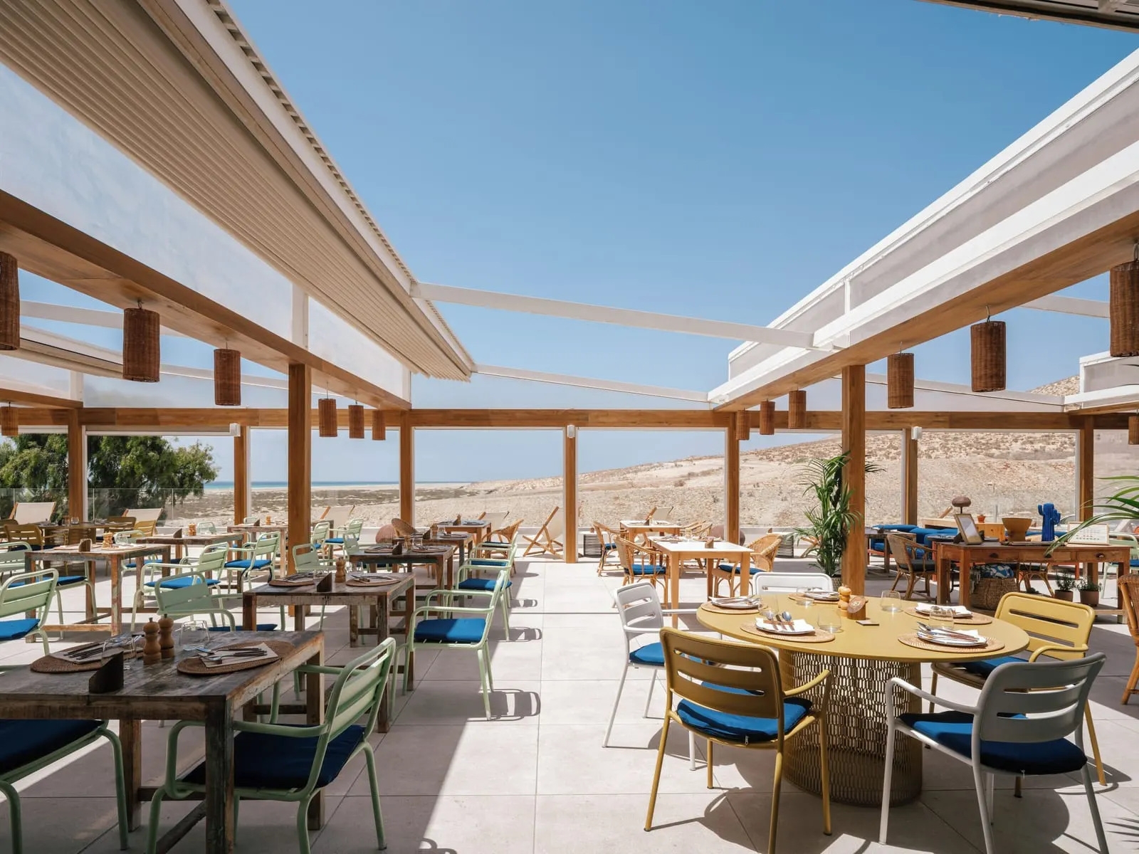 ZEL Fuerteventura: The restaurant terrace with the beach beyond