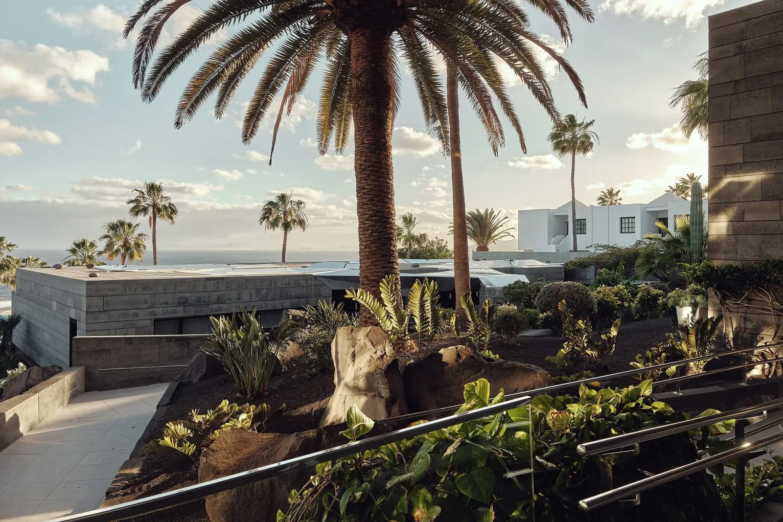 La Isla y el Mar Hotel Boutique: Palms and volcanic boulders on the slope