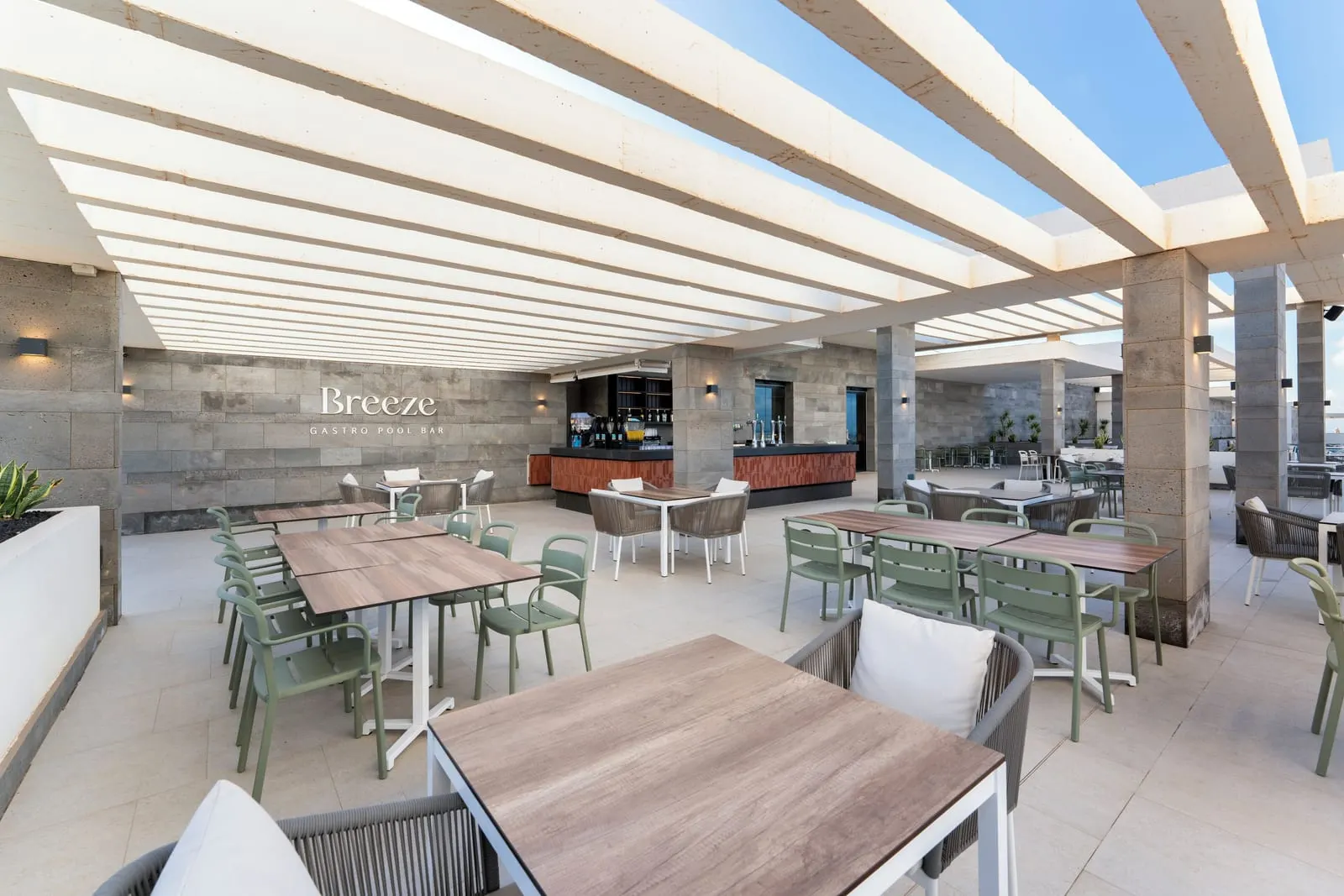 Barceló Playa Blanca: The Breeze pool bar under its pergola