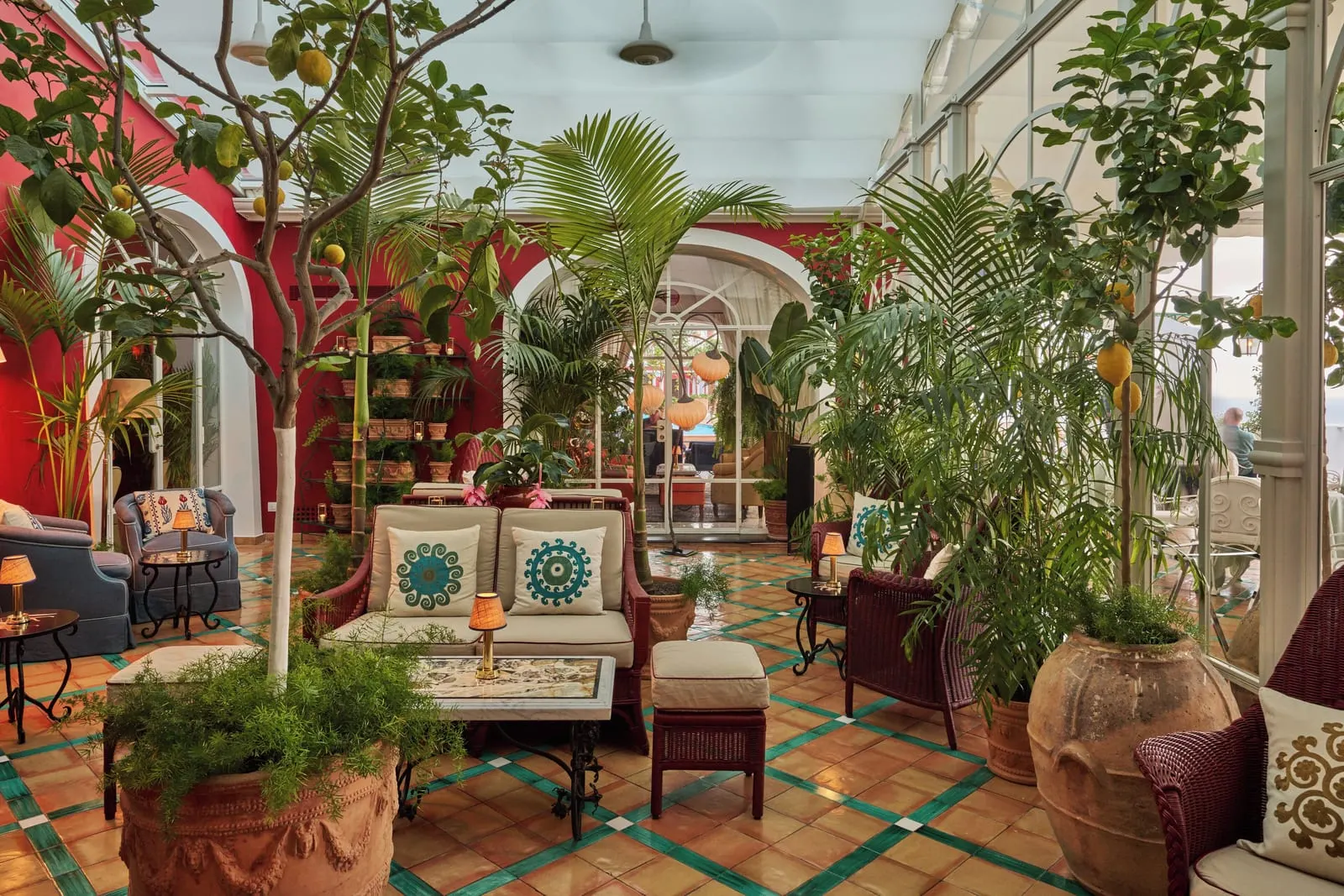 Le Sirenuse: Lemon trees in a glass-roofed lounge